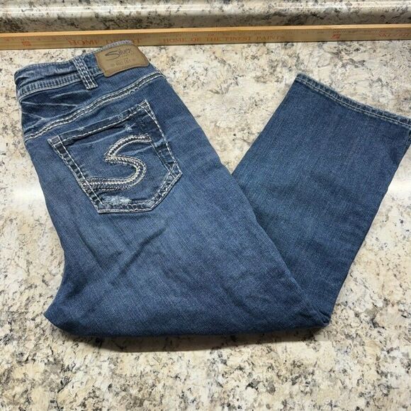 Silver Women's Suki Capri Jeans Size 18/L 22 1/2 Dark Wash Mid Rise Distressed - Picture 15 of 15